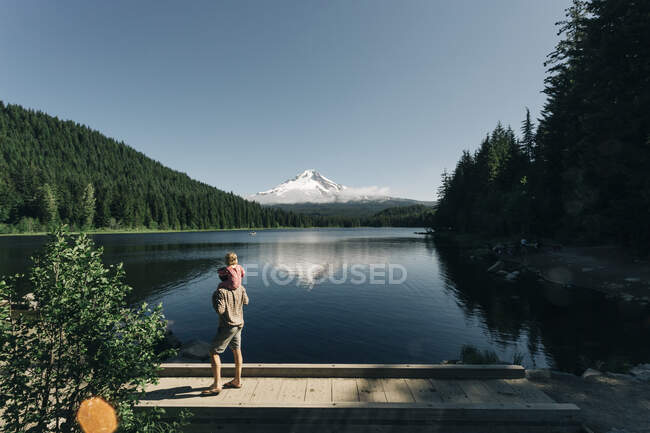 Un padre porta sua figlia sulle spalle al lago Trillium, O. — Foto stock