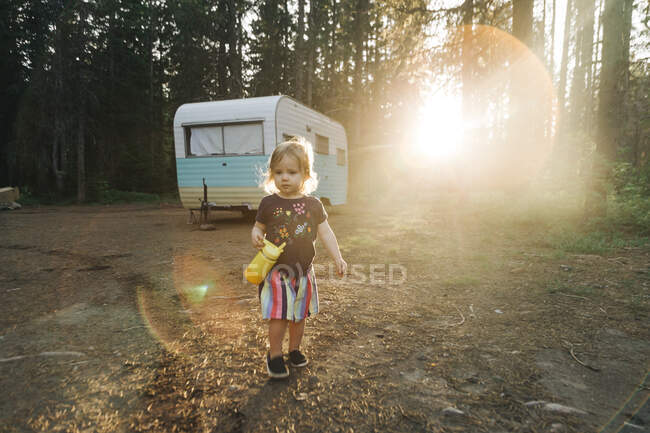 Una giovane ragazza cammina in un campeggio vicino al Mt. Hood, Oregon. — Foto stock