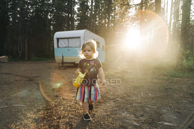 Uma criança caminha ao pôr do sol em um acampamento perto de Mt. Capuz, Oregon. — Fotografia de Stock