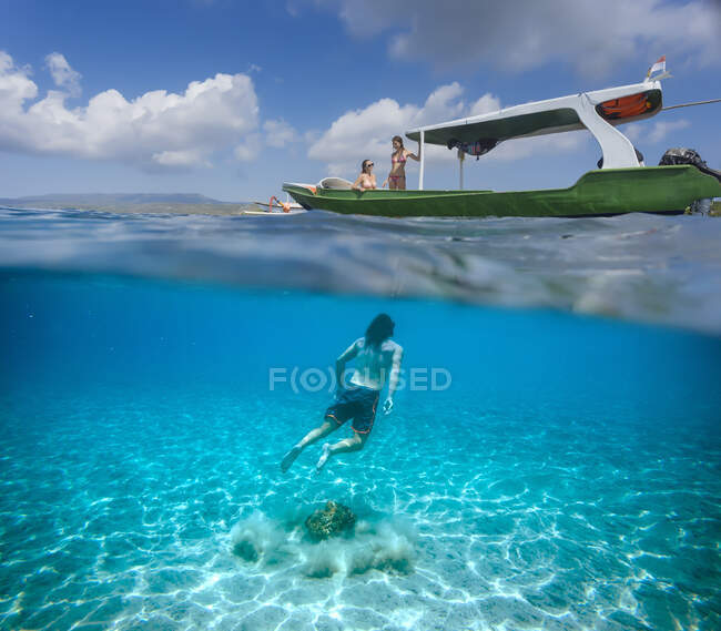 Young man snorkeling, underwater view — Stock Photo