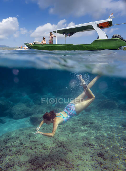 Les jeunes femmes s'amusent dans l'océan, vue sous-marine — Photo de stock