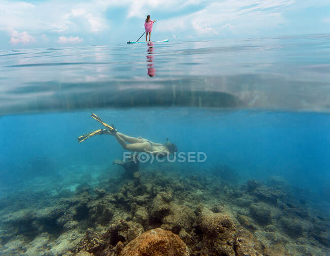 Junge Frauen haben Spaß im Meer, Unterwasserblick — Stockfoto