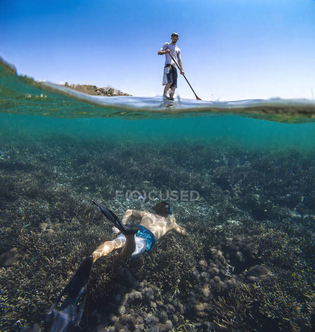 Jovens remando e snorkeling, vista subaquática — Fotografia de Stock