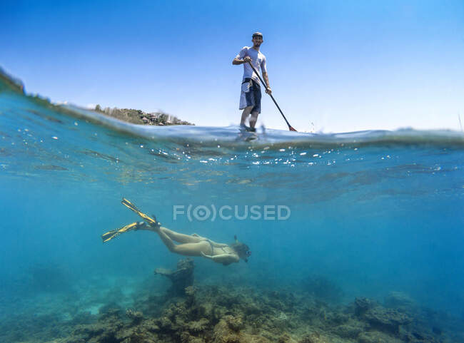 Young couple have fun in the ocean, underwater view — Stock Photo