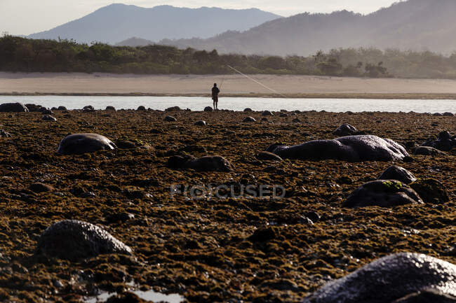 Fisherman at Indian Ocean coastline — Stock Photo