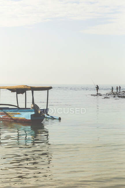 Fishermen at Indian Ocean coastline — Stock Photo