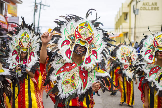 Kalibo, Aklan, Visayas occidentale, Filippine. Partecipanti al festival Ati-Atihan durante la sfilata di strada. — Foto stock