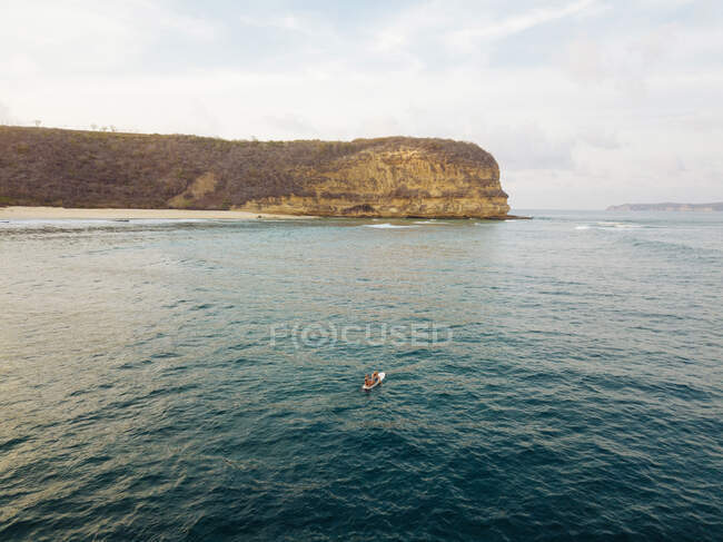 Vista aérea del surfista en el Océano Índico cerca de la isla Lombok - foto de stock