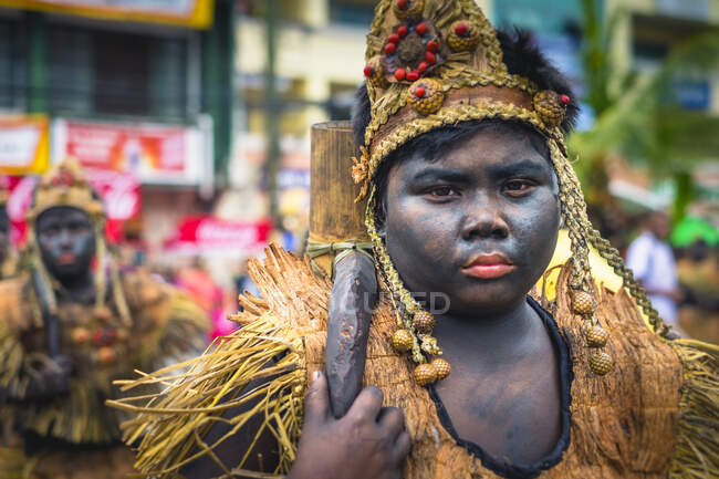 Participante en el festival Ati-atihan con un disfraz hecho a mano hecho de materiales naturales. Ati-Atihan festival se lleva a cabo anualmente en honor de Santo Nio. - foto de stock