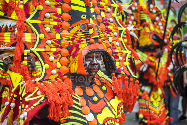 Um participante do festival Ati-atihan vestindo trajes feitos à mão feitos de materiais naturais. Festival Ati-Atihan acontece anualmente em homenagem a Santo Nio. — Fotografia de Stock