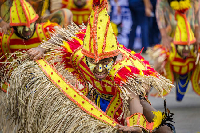 Воины Ати из Трибу Аванна-Аванна из Ла-Паса, Илоило во время Динаянского фестиваля 2015 года, Илоило, Западные Висайи, Филиппины — стоковое фото