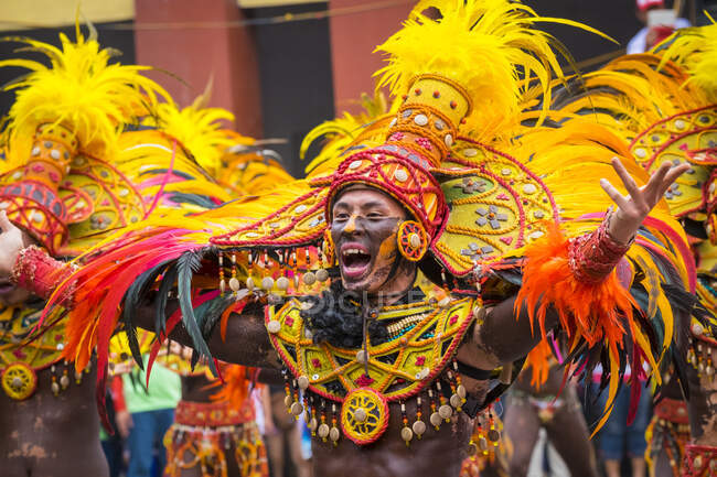 A member of Tribu Panayanon of Iloilo City National High School, Molo, Iloilo City reacts during the 2015 Dinagyang Festival, Iloilo City, Western Visayas, Philippines — Stock Photo