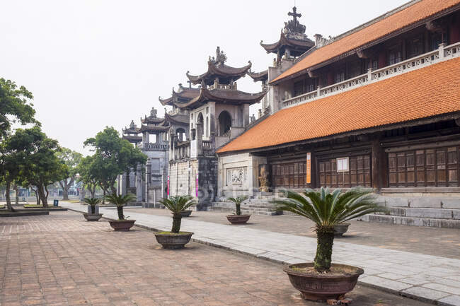 Комплекс собора Пхат Дим, Пхат Дим, провинция Нин Бинь, Вьетнам — стоковое фото