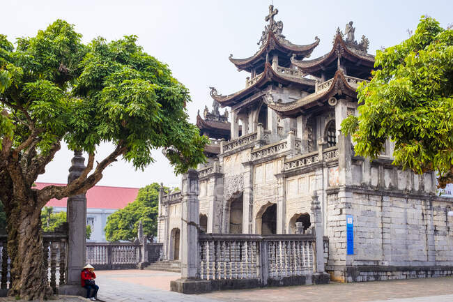 Donna vietnamita di fronte alla cattedrale di Phat Diem, Phat Diem, provincia di Ninh Binh, Vietnam — Foto stock