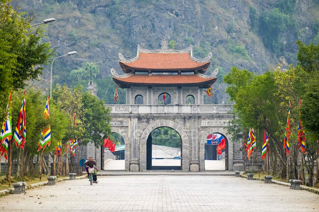 Porta di Hoa Lu, antica capitale del Vietnam, provincia di Ninh Binh, Vietnam — Foto stock