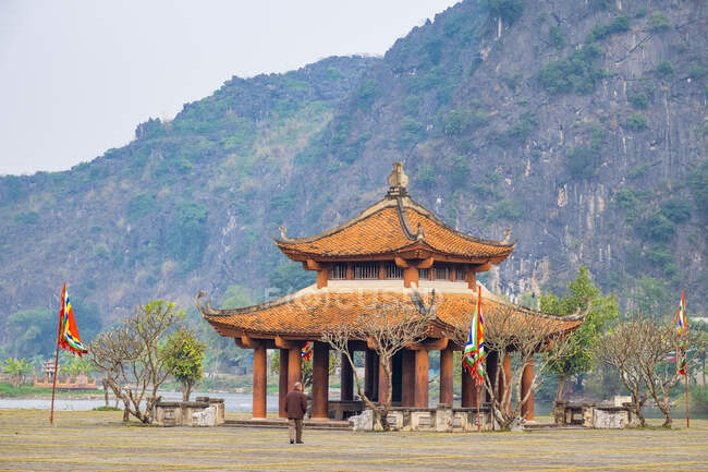 Pagoda en Hoa Lu, antigua capital de Vietnam, comuna de Truong Yen, distrito de Hoa Lu, provincia de Ninh Binh, Vietnam - foto de stock