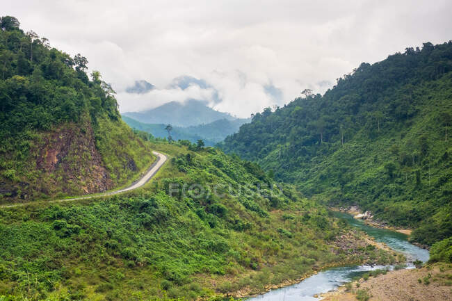 Ho Chi Minh Highway West pasando por el paisaje de la selva, - foto de stock