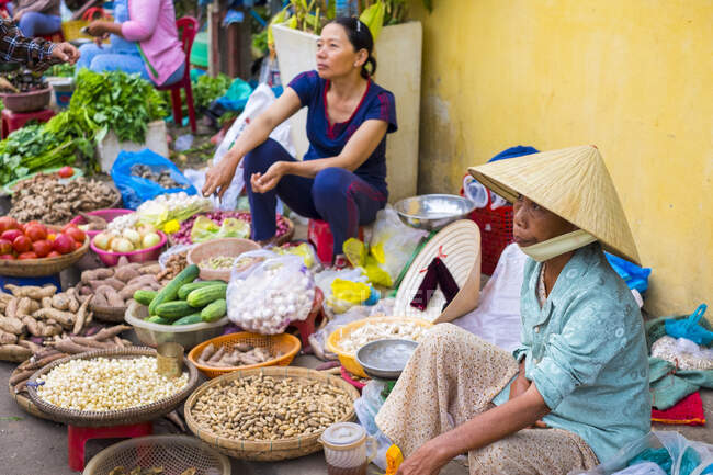 Mulheres vietnamitas vendendo alimentos no mercado de rua, Hoi An, Província de Quang Nam, Vietnã — Fotografia de Stock