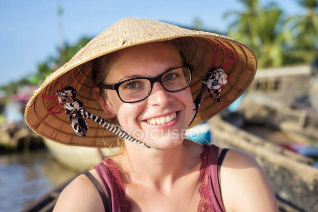 Jeune touriste caucasien portant chapeau conique vietnamien — Photo de stock
