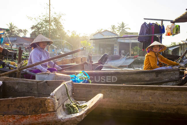 Mulheres vietnamitas em barcos no mercado flutuante Phong Dien, Phong Dien District, Can Tho, Mekong Delta, Vietnã — Fotografia de Stock