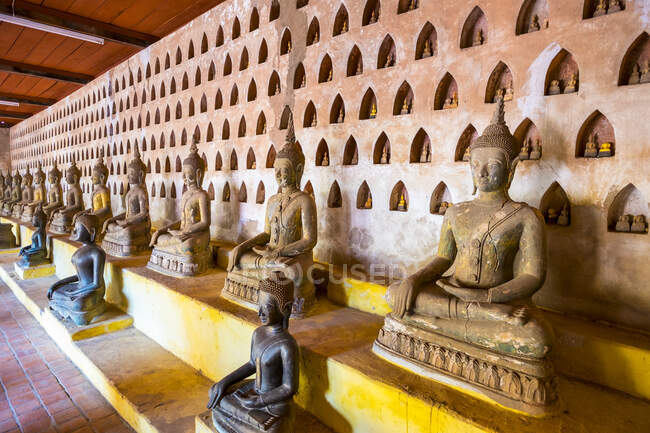 Statues de Bouddha à l'intérieur du temple Wat Si Saket (Wat Sisaket), Vientiane, Laos — Photo de stock
