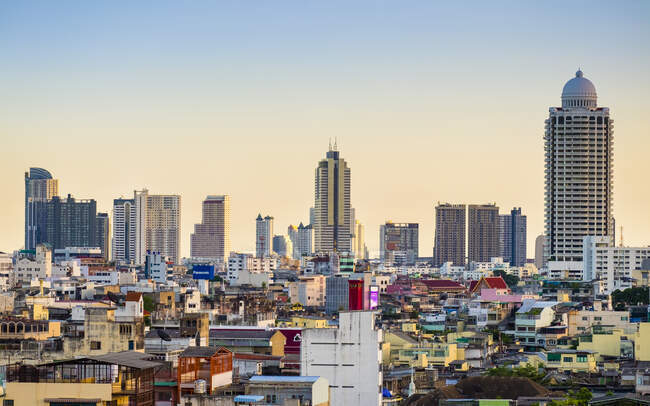 Bangkok Skyline desde el Monte Goden (Wat Saket), Bangkok, Tailandia - foto de stock