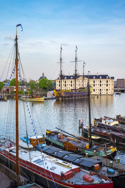Pays-Bas, Hollande du Nord, Amsterdam. Musée Scheepvaartmuseum, Musée maritime national, logé dans un ancien entrepôt naval construit en 1656. — Photo de stock