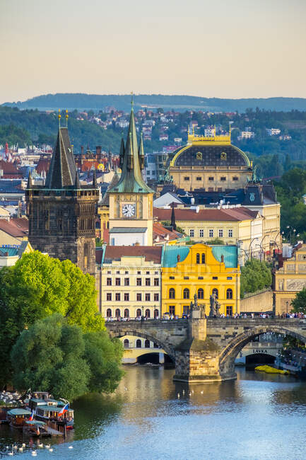 Чехия, Прага. Вид на Карлов мост и здания в старом городе Мала Фаста из Летного парка, на Летной горке. — стоковое фото