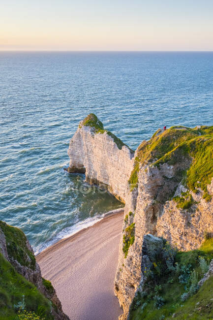 France, Normandy, Seine-Maritime department, Etretat. White chalk cliffs on the coast of the English Channel. — Stock Photo