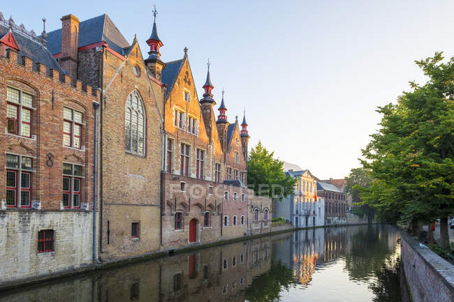 Bélgica, Flandres Ocidental (Vlaanderen), Bruges (Brugge). Brugse Vrije e edifícios ao longo do canal de Groenerei. — Fotografia de Stock