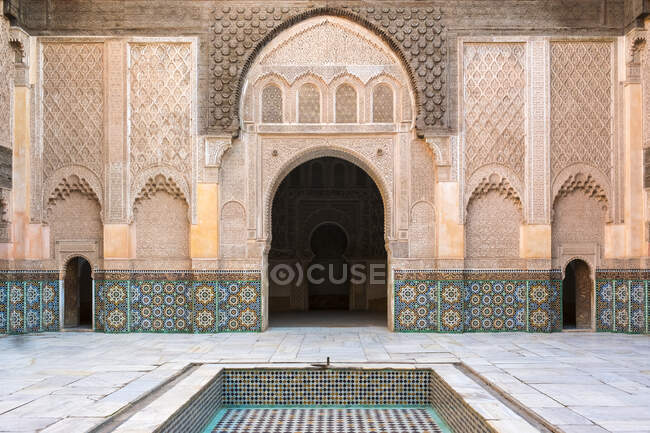 Marrocos, Marraquexe-Safi (Marraquexe-Tensift-El Haouz) região, Marraquexe. Pátio interior de Ben Youssef Madrasa, colégio islâmico do século XVI. — Fotografia de Stock
