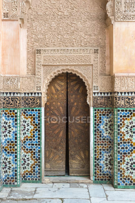 Marrocos, Marraquexe-Safi (Marraquexe-Tensift-El Haouz) região, Marraquexe. Ben Youssef Madrasa, colégio islâmico do século XVI. — Fotografia de Stock