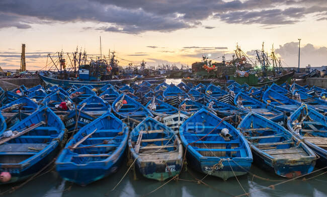 Marokko, Region Marrakesch-Safi (Marrakesch-Tensift-El Haouz), Essaouira. Boote im alten Fischereihafen bei Sonnenuntergang. — Stockfoto