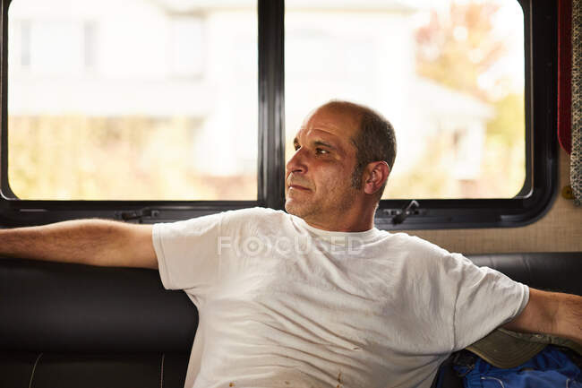 Ritratto di un uomo di mezza età in un camper. — Foto stock