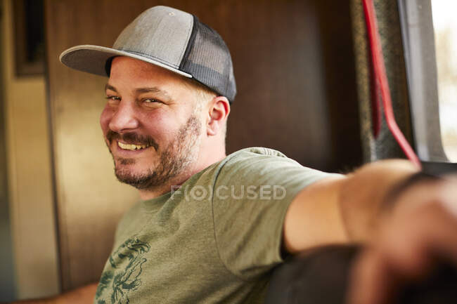 Porträt eines glücklichen Mannes. — Stockfoto