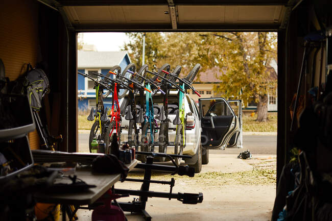 Un bastidor de seis bicicletas lleno de bicicletas de montaña y listo para ir. - foto de stock