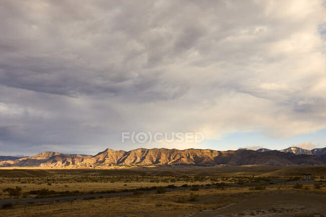 Una vista de las montañas desde la carretera 18 en Fruita, Colorado. - foto de stock
