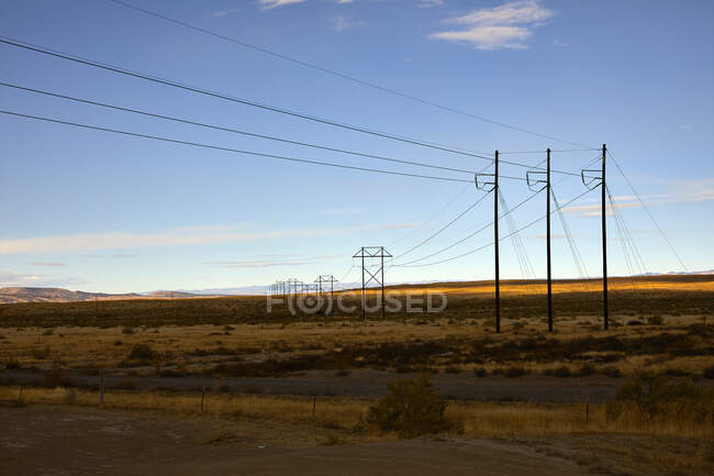 Líneas eléctricas sobre el desierto en Fruita, Colorado. - foto de stock