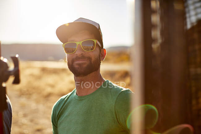 Portrait extérieur d'un homme en lunettes de soleil. — Photo de stock