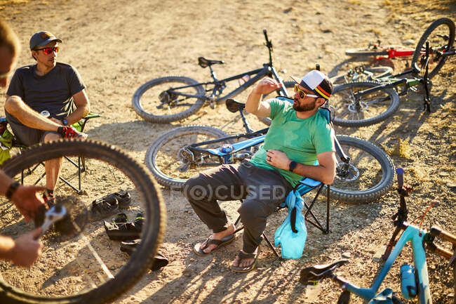 Гірські велосипедисти насолоджуються пивом після їзди . — стокове фото