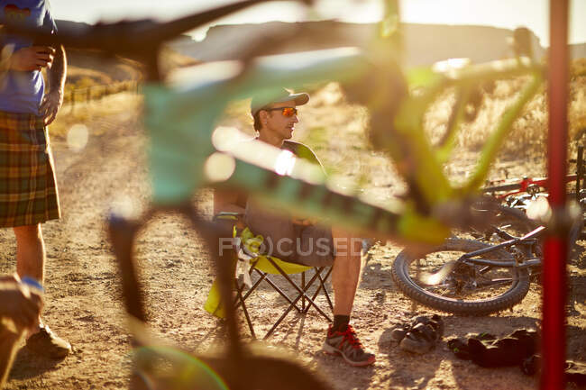 Mountain bikers hanging out after a ride. — Stock Photo