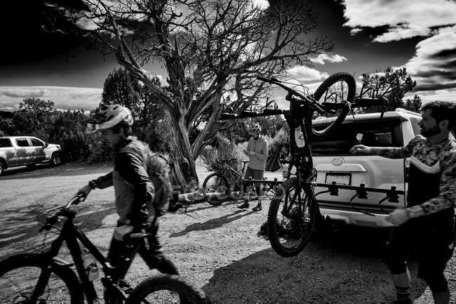 Гірські велосипедисти готуються до їзди в Гранд - Джанкшен (Колорадо).. — стокове фото