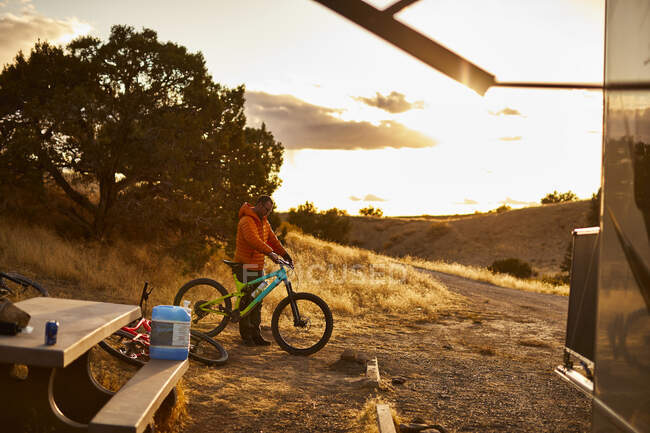 Un hombre con su bicicleta de montaña en Fruita, Colorado. - foto de stock