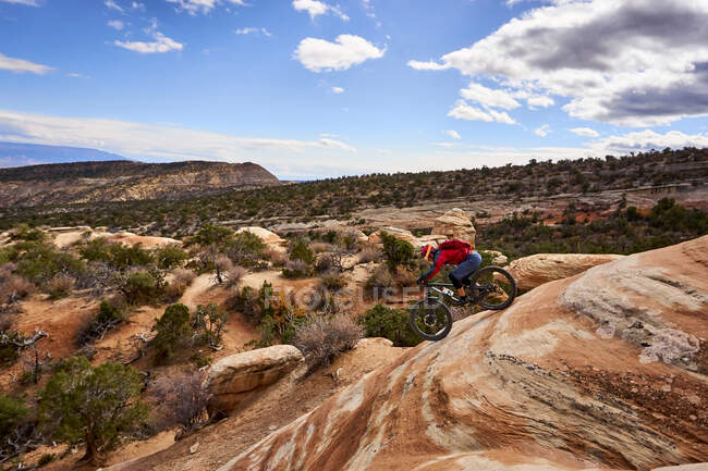 Um motociclista de montanha monta a trilha da fita em Grand Junction, Colorado. — Fotografia de Stock