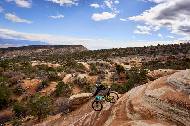 Um motociclista de montanha montando a trilha de fita em Grand Junction, Colorado. — Fotografia de Stock