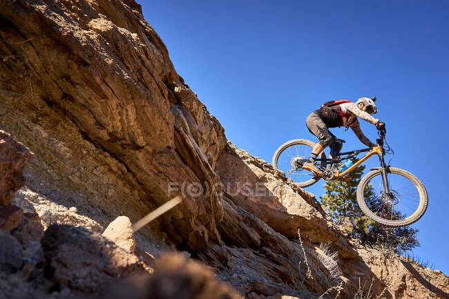 Горный велосипедист едет вниз по холму в Гранд Джанкшен, Колорадо. — стоковое фото