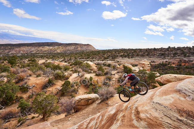 A man riding his mountain bike in the Colorado desert. — Stock Photo