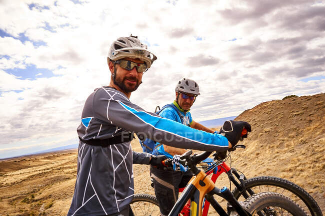 A candid portrait of two mountain bikers. — Stock Photo