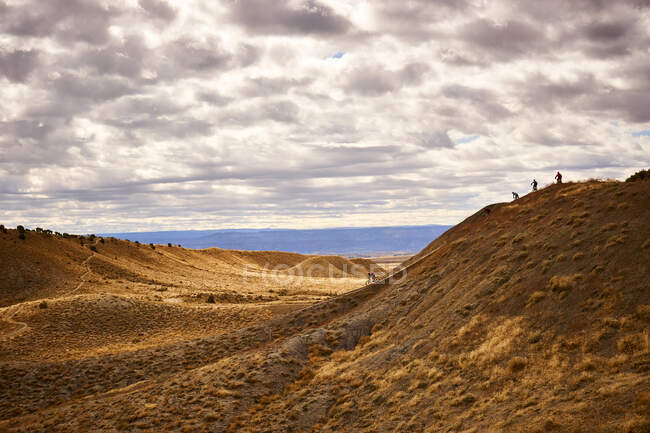 Gli appassionati di mountain bike scendono lungo un ripido tratto di sentiero a Fruita, CO. — Foto stock