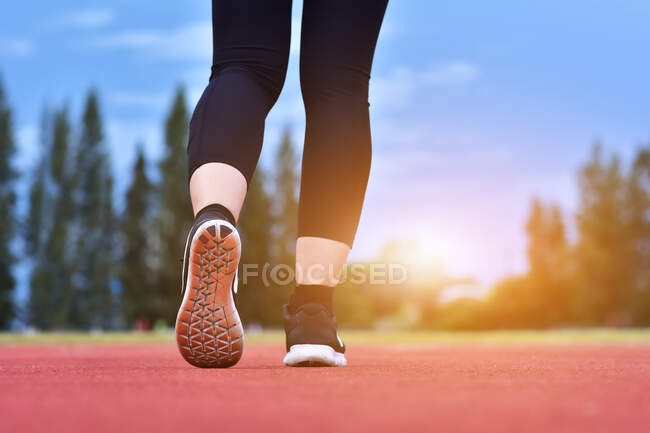 Mujer corriendo en noche sport girl - foto de stock